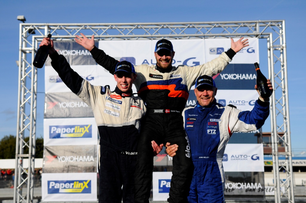 Frederik Vodder på podiet med 2 Le Mans-vindere.
(Foto: Jeppe Rimmen)